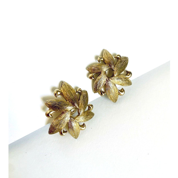 VTG Monet Floral Gold Clip On Earrings - Picture 2 of 5